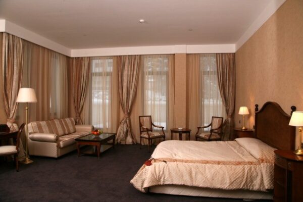 1024x_1492106120-FESTA-WINTER-PALACE-BOROVEC-ZIMA-SKIJANJE-ZIMOVANJE-12