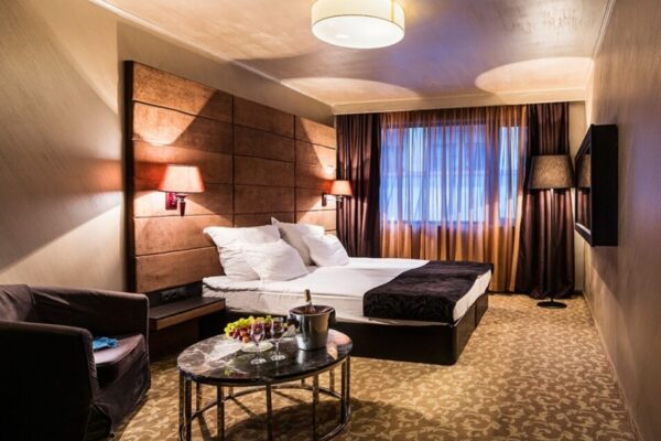 1024x_1537439607-double-room-lux-4