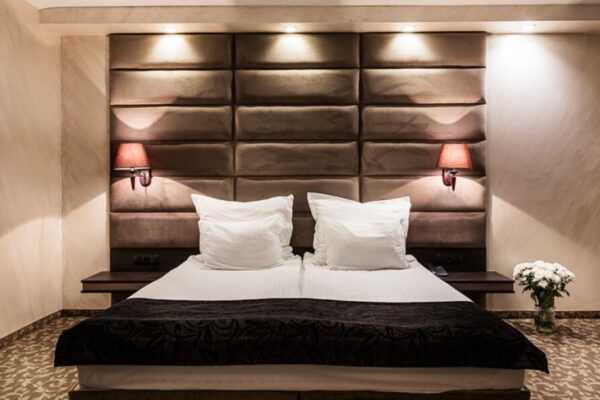 1024x_1537439607-double-room-lux-50aa5