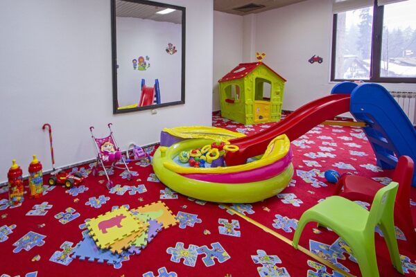 1024x_1570617302-play_r_01