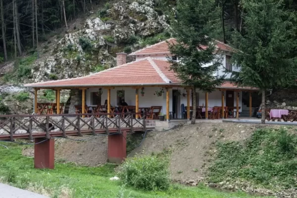 Manastir-Tumane-gostoprimnica