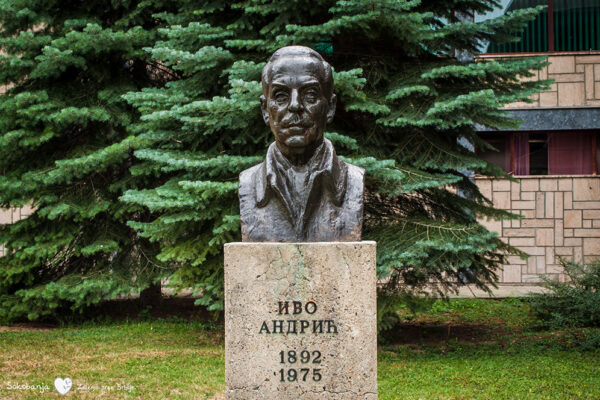 Spomenik-knjizevniku-Ivi-Andricu